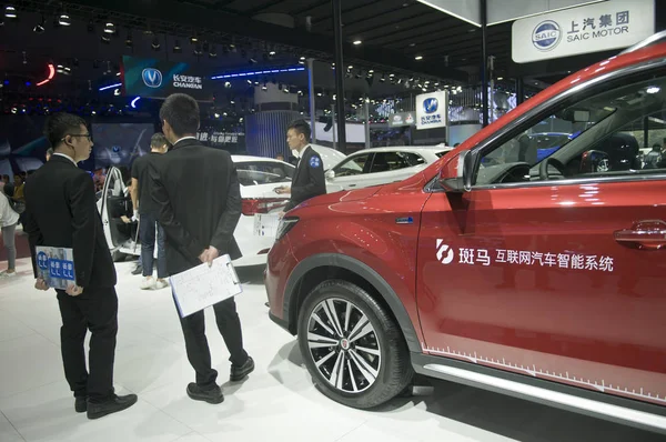 Emberek Látogatása Állvány Saic Motor Alatt Kína Guangzhou Nemzetközi Automobile — Stock Fotó