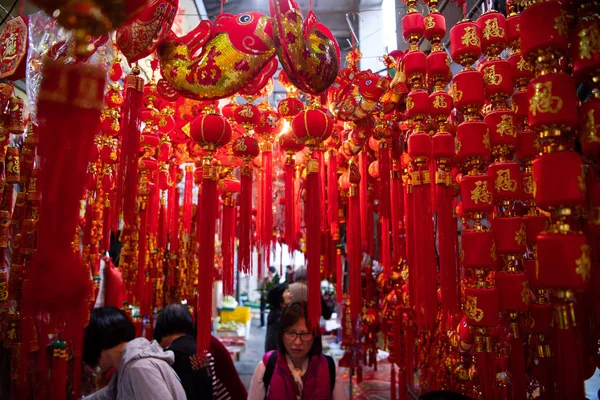 Люди Выбирают Пары Другие Украшения Предстоящего Весеннего Фестиваля Китайского Лунного — стоковое фото