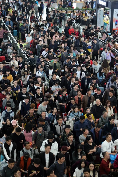 Pasagerii Așteaptă Trenurile Timpul Festivalului Primăvară Cunoscut Sub Numele Chunyun — Fotografie, imagine de stoc