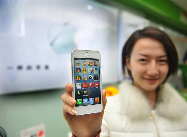 Eine Junge Chinesin Zeigt Ein Apple Iphone Smartphone Der Stadt — Stockfoto