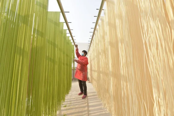 Aldeano Chino Airea Fideos Colores Taller Pueblo Del Condado Chiping — Foto de Stock