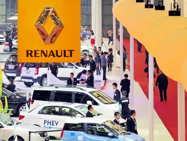 Menschen Besuchen Den Stand Von Renault Während Der Shanghai International — Stockfoto