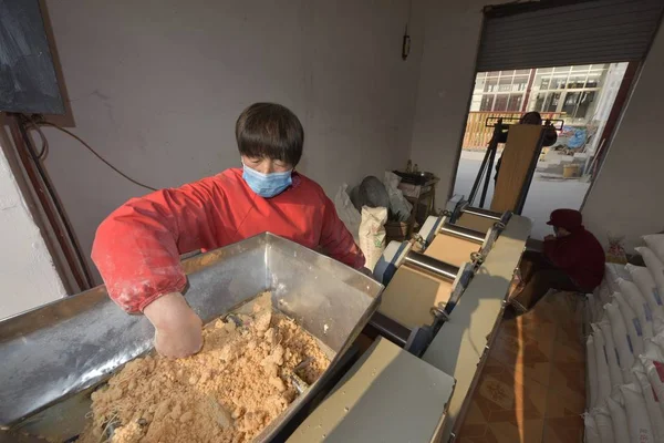 Китайский Крестьянин Вывешивает Цветную Лапшу Мастерской Деревне Чипин Город Ляочэн — стоковое фото