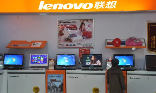 Cliente Chinês Olha Para Computadores Portáteis Lenovo Uma Loja Eletrodomésticos — Fotografia de Stock