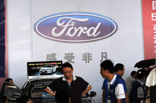 2012년 16일 산둥성 웨이팡시에서 자동차 쇼에서 방문객들이 자동차를 바라보고 — 스톡 사진