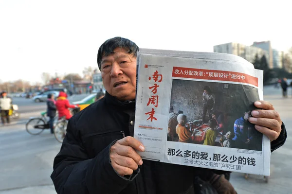 Китаец Демонстрирует Последнее Издание Southern Weekly Киоске Пекине Китай Января — стоковое фото