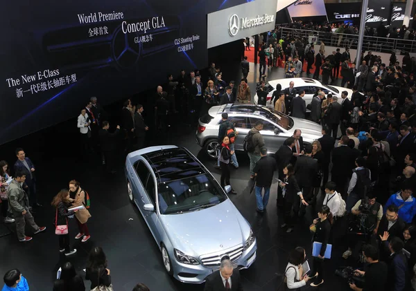 Visitors Look Mercedes Benz Cars 15Th Shanghai International Automobile Industry — Stock Photo, Image