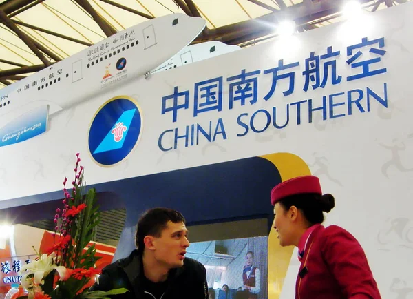 Mensen Bezoeken Stand Van China Southern Airlines Tijdens Een Expo — Stockfoto