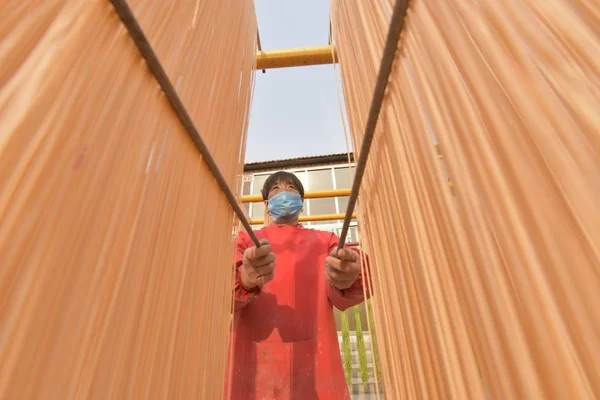 Китайский Крестьянин Вывешивает Цветную Лапшу Мастерской Деревне Чипин Город Ляочэн — стоковое фото