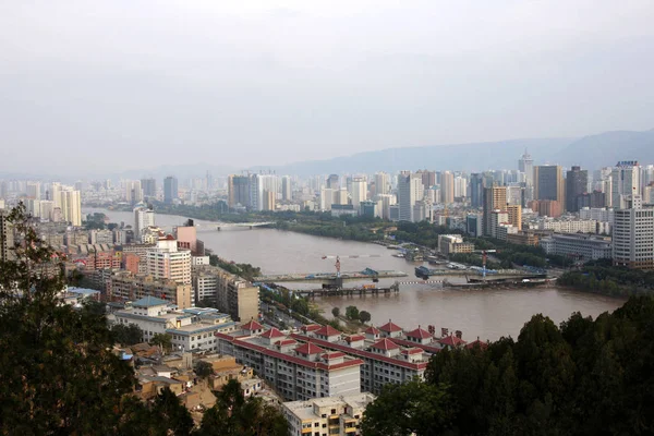 Skyline Der Stadt Lanzhou Mit Gebäuden Ufer Des Gelben Flusses — Stockfoto