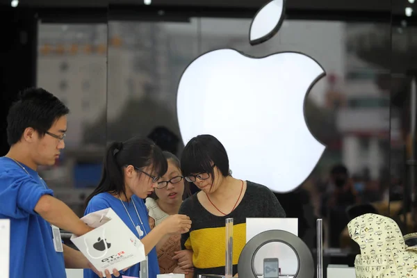 Kínai Vásárlók Próbálja Iphone Okostelefonok Egy Apple Store Ban Nantong — Stock Fotó