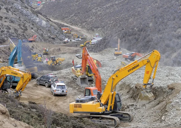 2013年4月2日 中国西南西藏自治区拉萨市玛佐贡嘎县一金矿发生山体滑坡 挖掘机 轮式装载机和推土机清理瓦砾 寻找被埋在地下的工人 — 图库照片