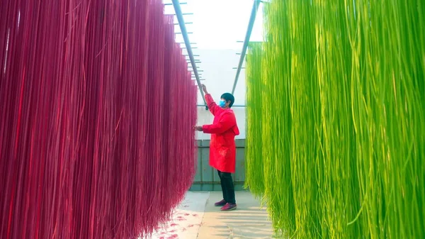 Ein Chinesischer Dorfbewohner Lüftet Farbige Nudeln Einem Workshop Einem Dorf — Stockfoto