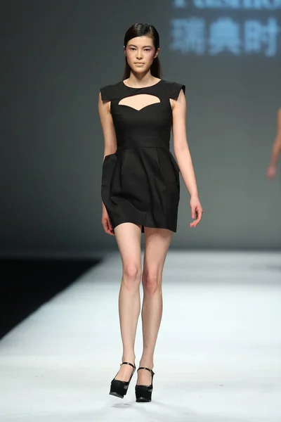モデルは上海 2013年秋冬ファッション ウィーク 中国で 2013 日スウェーデン 年周年記念ファッションショーで新しい創造を表示します — ストック写真