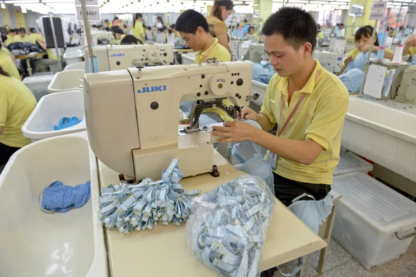 Trabajadores Migrantes Chinos Cosen Sostenes Una Fábrica Lencería Ciudad Dongguan —  Fotos de Stock