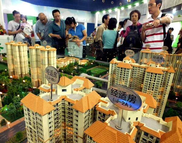 Acheteurs Chinois Voient Des Modèles Logement Lors Une Foire Immobilière — Photo