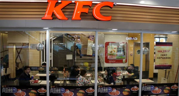 Clientes Chineses Comem Restaurante Fast Food Kfc Marca Yum Cidade — Fotografia de Stock