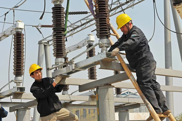 Chinesische Arbeiter Warten Die Stromleitungen 110 Yidu Umspannwerk Qingzhou Provinz — Stockfoto