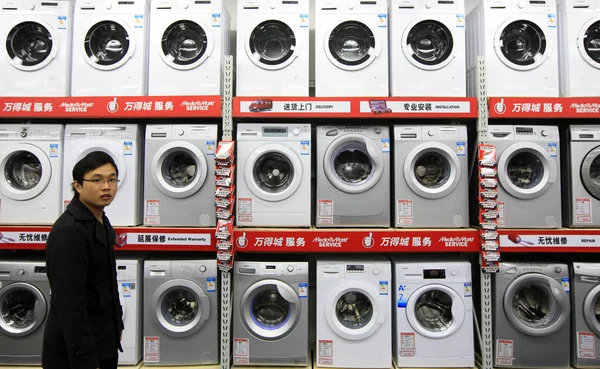 Китайский Клиент Проходит Мимо Цилиндра Стиральные Машины Продажи Магазине Media — стоковое фото