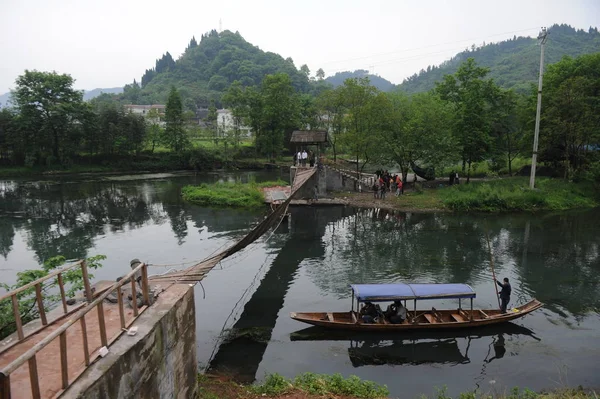 2013年5月1日 中国中部湖南省の観光地 フェンフアン郡で吊り橋が転覆した後 川岸で観光客が見られる — ストック写真