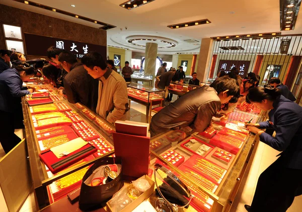 Kinesiske Kunder Køber Guld Ornamenter Smykkebutik Taicang East Chinas Jiangsu - Stock-foto