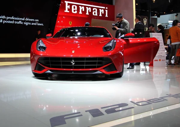 Посетители Смотрят Ferrari F12 Berlinetta Время Пекинской Международной Автомобильной Выставки — стоковое фото