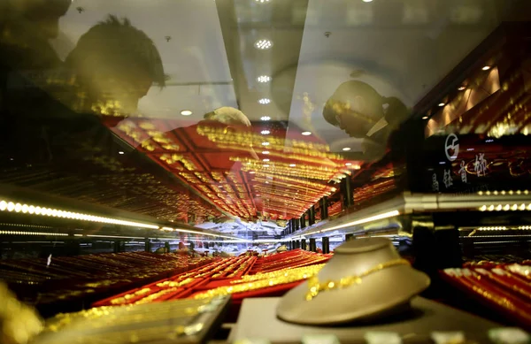 Китайские Покупатели Покупают Золотые Украшения Ювелирном Магазине Городе Ухань Провинция — стоковое фото