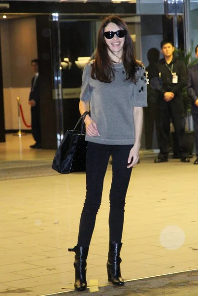 Attrice Americana Olga Kurylenko Davanti Sorride Mentre Arriva Aeroporto Durante — Foto Stock