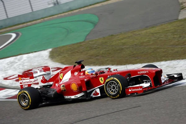 2013年4月13日 在中国上海国际赛车场举行的2013年一级方程式中国大奖赛资格赛中 法拉利的西班牙 车手费尔南多 阿隆索参加比赛 — 图库照片