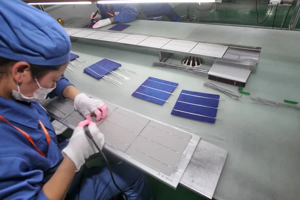 2013年3月26日 中国東部江蘇省南通の工場で 中国の工場労働者がヨーロッパに輸出する太陽光発電パネルを製造 — ストック写真