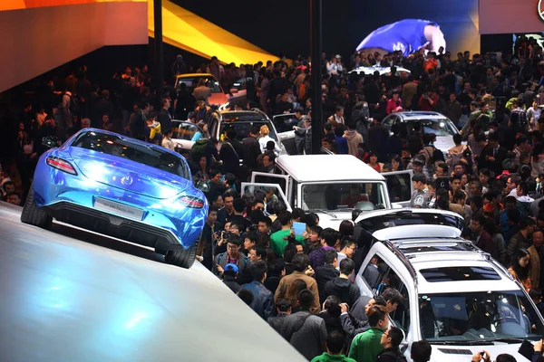 Visitantes Reúnem Torno Carros Mercedes Benz Durante 15Th Shanghai International — Fotografia de Stock