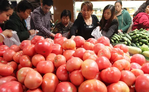 Chinese Shoppers Kopen Groente Een Supermarkt Xuchang Central Chinas Henan — Stockfoto