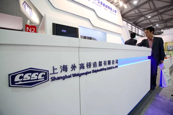 Menschen Besuchen Den Stand Von Shanghai Waigaoqiao Shipbuilding Ltd Während — Stockfoto