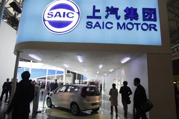 Люди Відвідують Стенд Saic Motor Під Час Шанхайської Міжнародної Автомобільної — стокове фото