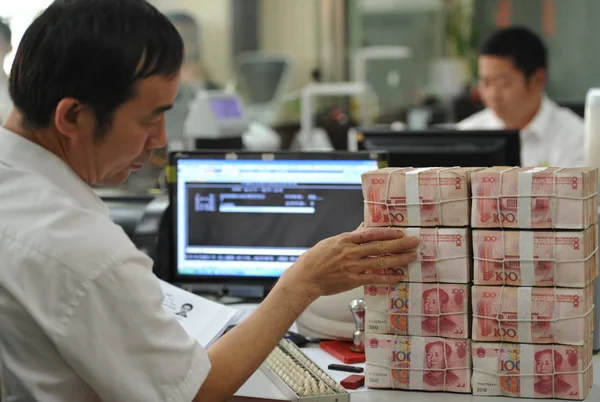 Čínští Úředníci Počítají Bankovky Yuan Rmb Renminbi Pobočce Agricultural Bank — Stock fotografie