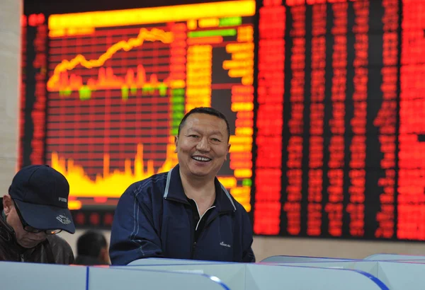 Китайський Інвестор Посміхається Contently Після Перевірки Цін Акції Червоний Підвищення — стокове фото