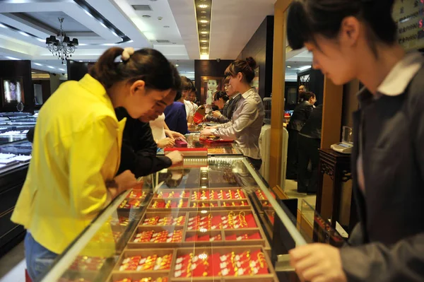 Clientes Chineses Compram Ornamentos Ouro Uma Joalharia Cidade Linan Província — Fotografia de Stock