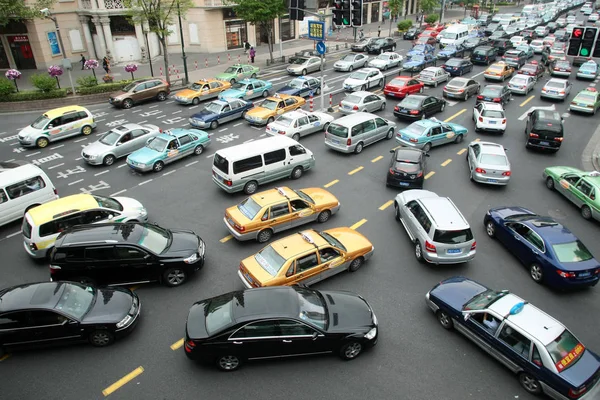 Carros Movem Lentamente Engarrafamento Yanan Road Centro Xangai China Abril — Fotografia de Stock