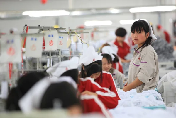 2012年12月12日 中国東部山東省青島市のJifa Groupの衣料品工場で 中国人労働者が他国に輸出される服を縫う — ストック写真