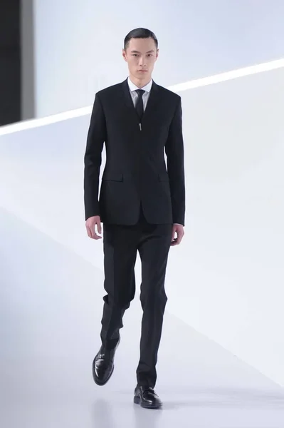 Model Wyświetla Nowe Stworzenie Podczas Pokazu Mody Męskiej 2013 Dior — Zdjęcie stockowe