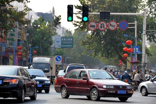 2012년 10월 장쑤성 랴오닝강시의 도로에서 자동차가 신호등을 가로질러 달리고 — 스톡 사진