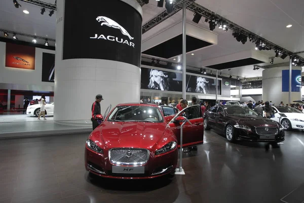 Látogatók Pillantást Jaguar Autók Alatt China Guangzhou Nemzetközi Automobil Kiállítás — Stock Fotó