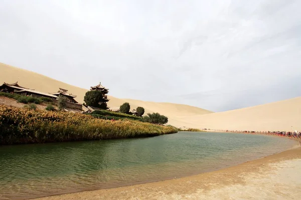 Crescent Moon Gölü Görünümü Ayrıca Yueyaquan Olarak Bilinen Dunhuang Çölde — Stok fotoğraf