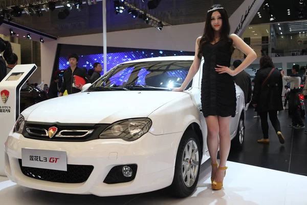 2013年4月22日在中国上海举行的第十五届上海国际汽车工业展览会 2013年上海车展 一款车型与莲花 — 图库照片