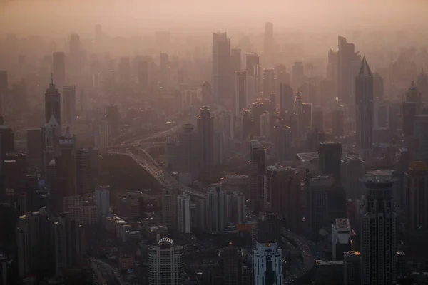 2013年3月2日 上海のスモッグで高層ビルや建物の群れが見られる — ストック写真