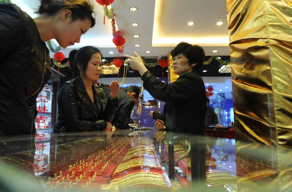 Clientes Chinos Compran Adornos Oro Una Tienda Oro Wuxi Provincia —  Fotos de Stock