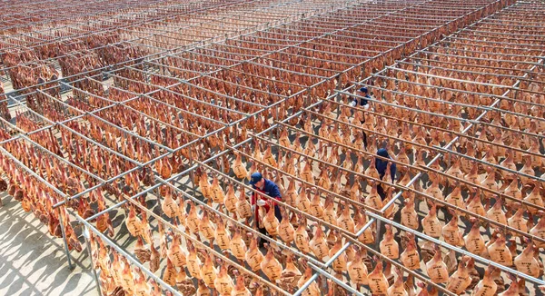 中国の労働者は 東シナの浙江省金華市の工場で空気の伝統的なハム 月2019 — ストック写真