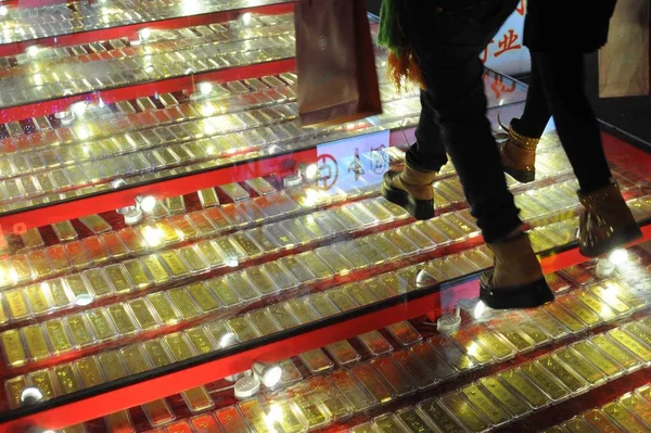 Los Clientes Caminan Una Pasarela Vidrio Mostrando 1000 Barras Oro — Foto de Stock