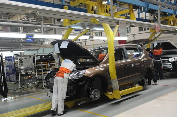 Trabajadores Fábricas Chinas Montan Automóviles Gleagle Línea Montaje Una Planta — Foto de Stock