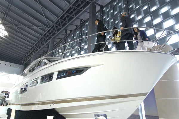 Çin Şangay Uluslararası Boat Show Ziyaretçiler Bir Yatta Yürüyor Şanghay — Stok fotoğraf